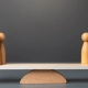 Deux groupes de personnes opposés sur la balance. Les équipes adverses.