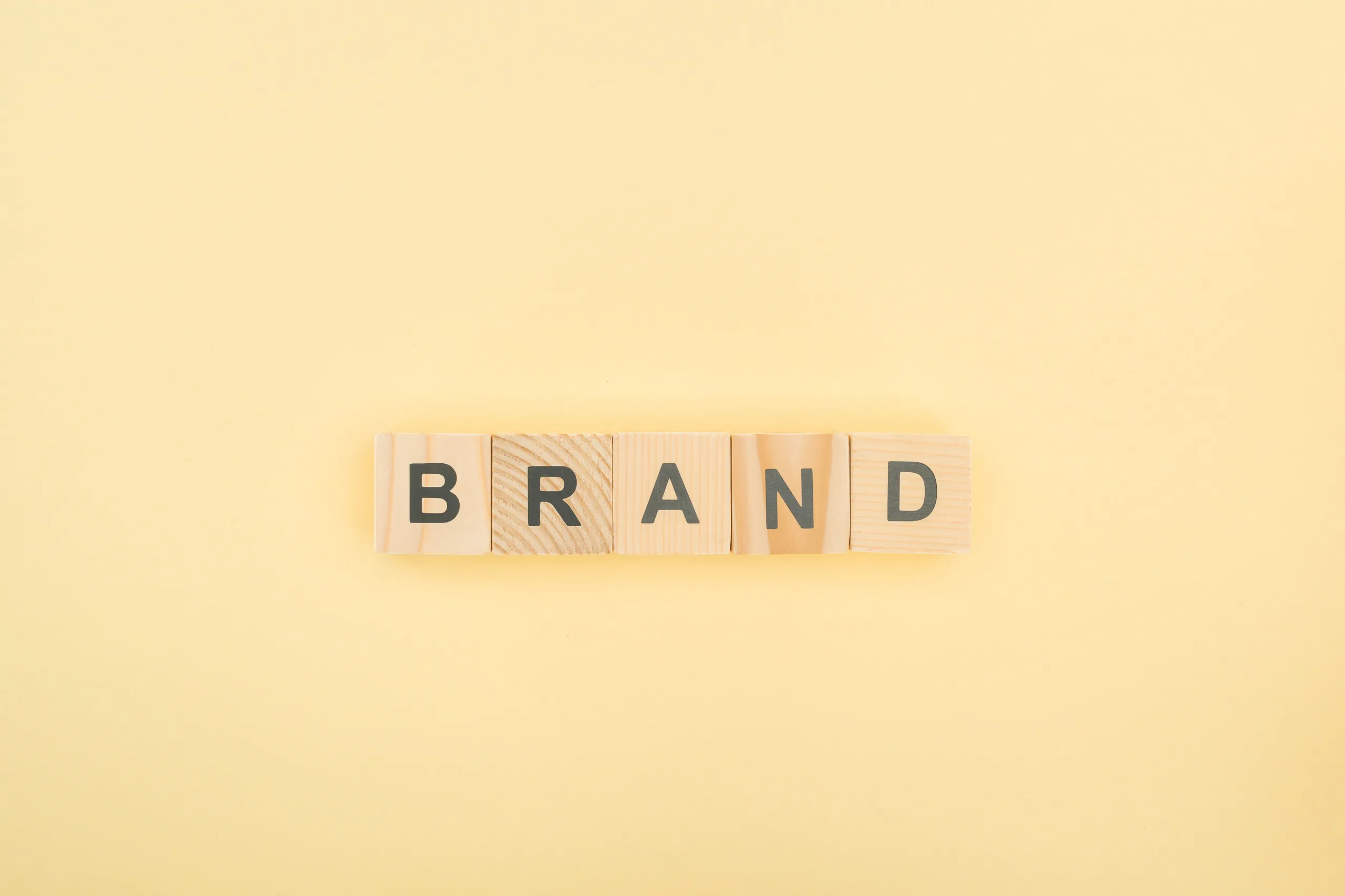 Blocs en bois formant le mot brand sur fond pastel Blocs en bois formant le mot brand sur fond pastel