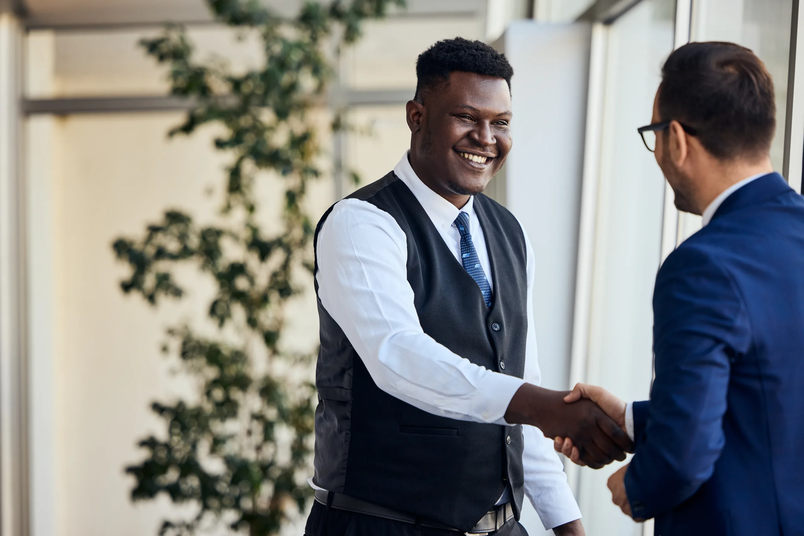 Une poignée de main professionnelle témoignant du partenariat et de la réussite dans un en Une poignée de main professionnelle témoignant du partenariat et de la réussite dans un en