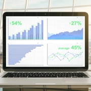 Graphique d'affaires sur écran d'ordinateur portable sur une table vitrée dans un bureau e