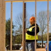 À l'aide d'un niveau, un ingénieur en construction vérifie la qualité du nivellement des c