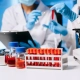 Des scientifiques, des béchers et des microscopes dans le cadre de recherches de pointe. P