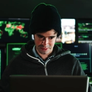 Un hacker, un programmeur ou un développeur concentré tapant du code logiciel sur un ordin