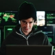 Un hacker, un programmeur ou un développeur concentré tapant du code logiciel sur un ordin