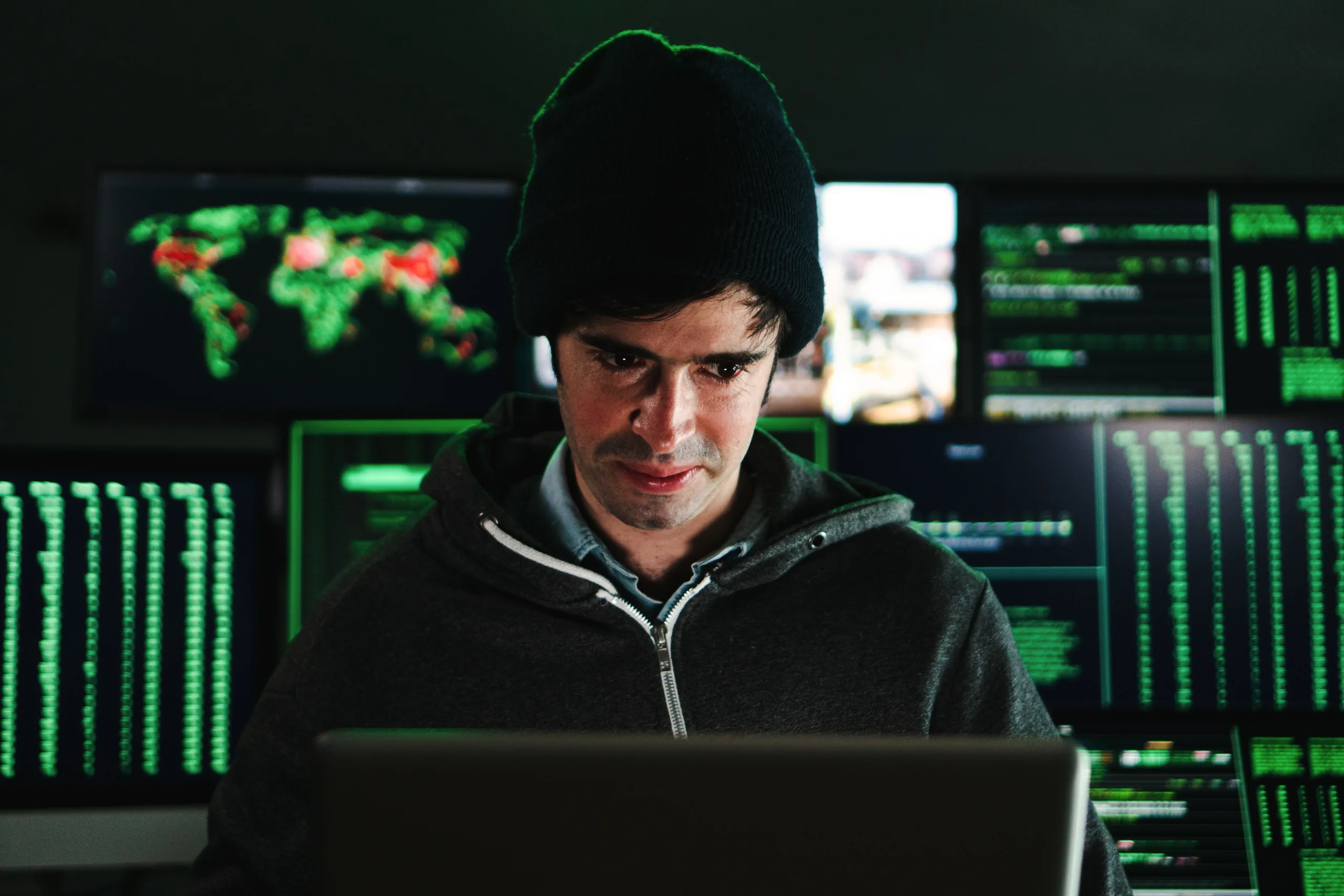Un hacker, un programmeur ou un développeur concentré tapant du code logiciel sur un ordin Un hacker, un programmeur ou un développeur concentré tapant du code logiciel sur un ordin