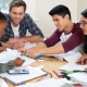 Quatre jeunes adultes étudiant ensemble autour d'une table en bois