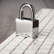 Cadenas et clavier d'ordinateur blanc sur la table de bureau en bois