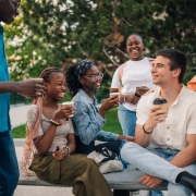 Groupe interracial d'étudiants discutant pendant une pause-café sur le campus