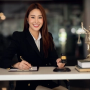 Avocate attirante au bureau Femme d'affaires et avocats discutant de documents contractuel