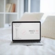 Ordinateur portable placé sur le lit avec un site Web de cosmétiques à l'écran