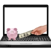 Tirelire, dollars et ordinateur portable