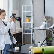 Vue latérale d'une photographe travaillant en studio