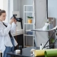 Vue latérale d'une photographe travaillant en studio