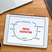 Bureau de travail avec tablette numérique présentant le concept de marketing numérique