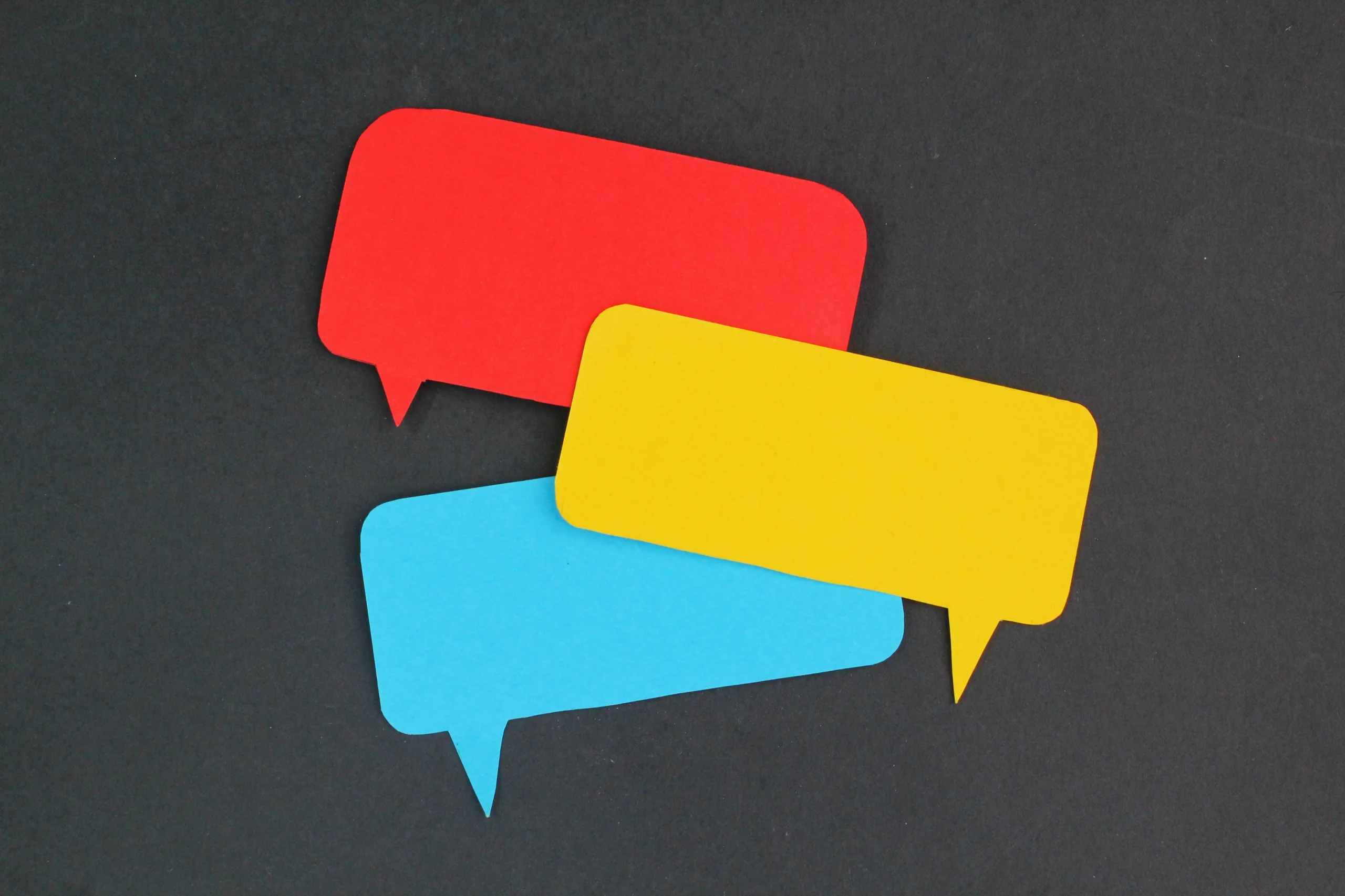 Chat de groupe de couleur rouge bleu jaune. concept de conversation. conversation de group Chat de groupe de couleur rouge bleu jaune. concept de conversation. conversation de group